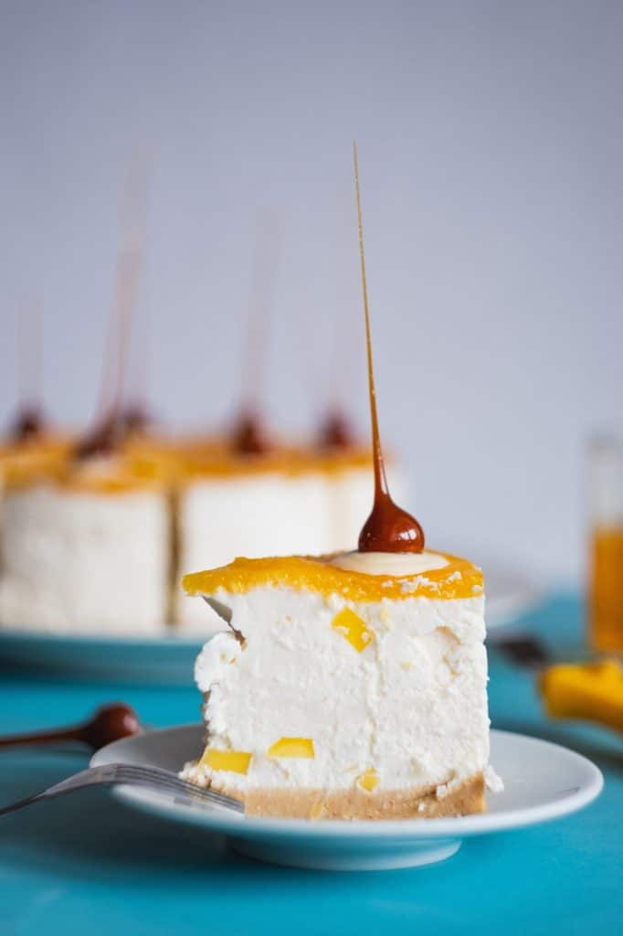 part de gâteau avec coulis de mangue et boule de caramel dessus